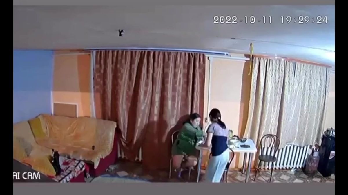 Video: Ruský voják ukradl v Lymanu kameru. Majitel mu teď kouká do obýváku